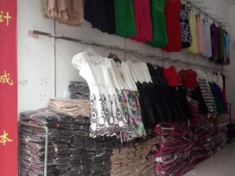 成都服裝、鞋帽、箱包跳樓貨低價批發指南 庫存尾貨助力擺攤開店