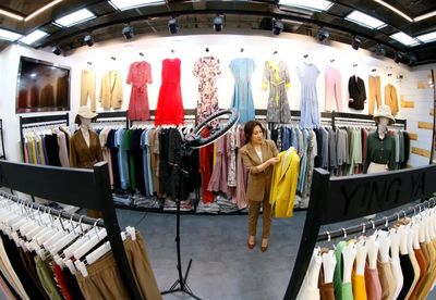 不愛名牌，服裝批發市場成為年輕人淘貨寶地？